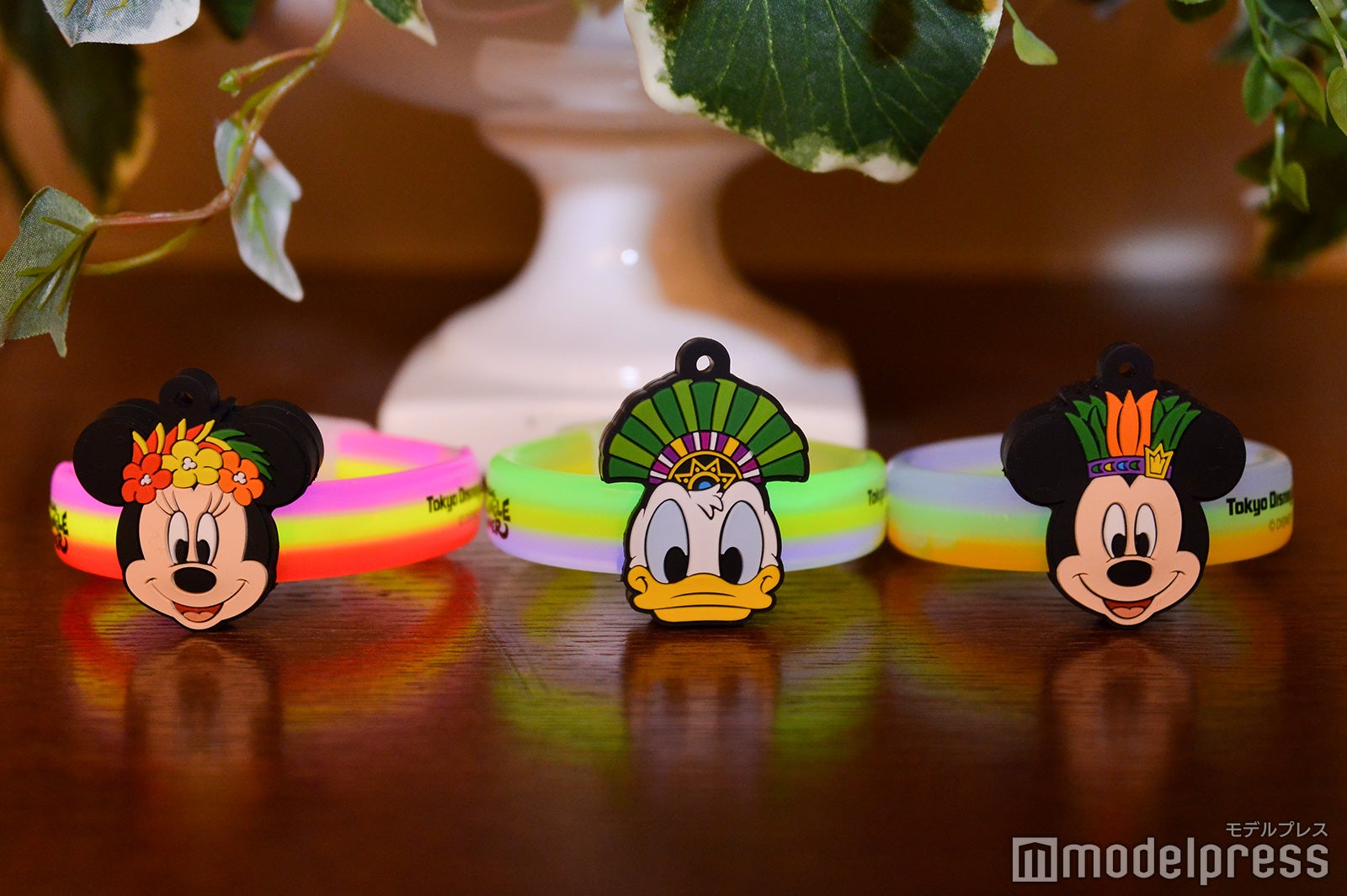 ブレスレットケミカルライト各500円（C）モデルプレス（C）Disney