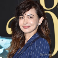 長谷川京子、美腹筋のぞく自宅トレーニング動画に反響殺到「ストイックすぎ」