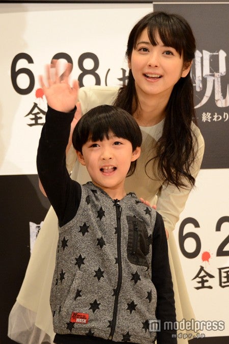 佐々木希（上）、小林颯（下）