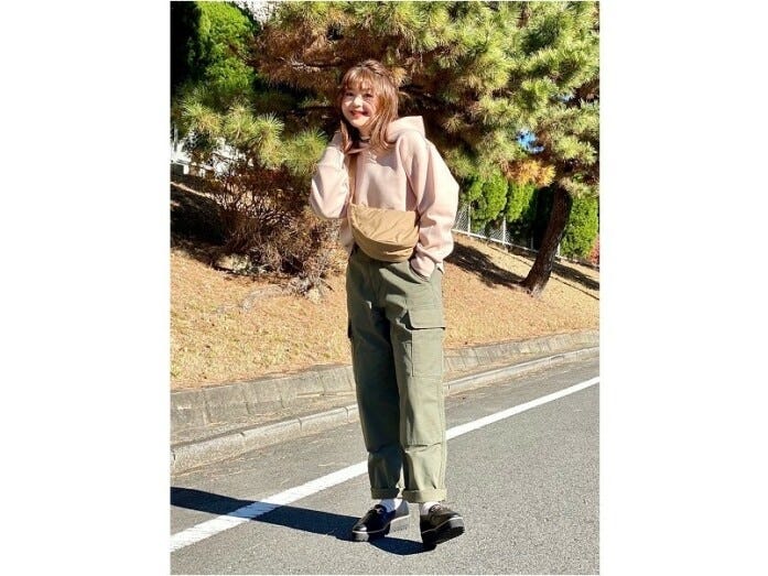 淡いピンクのスウェットと合わせて大人の最旬カジュアルコーデ　出典：StyleHint