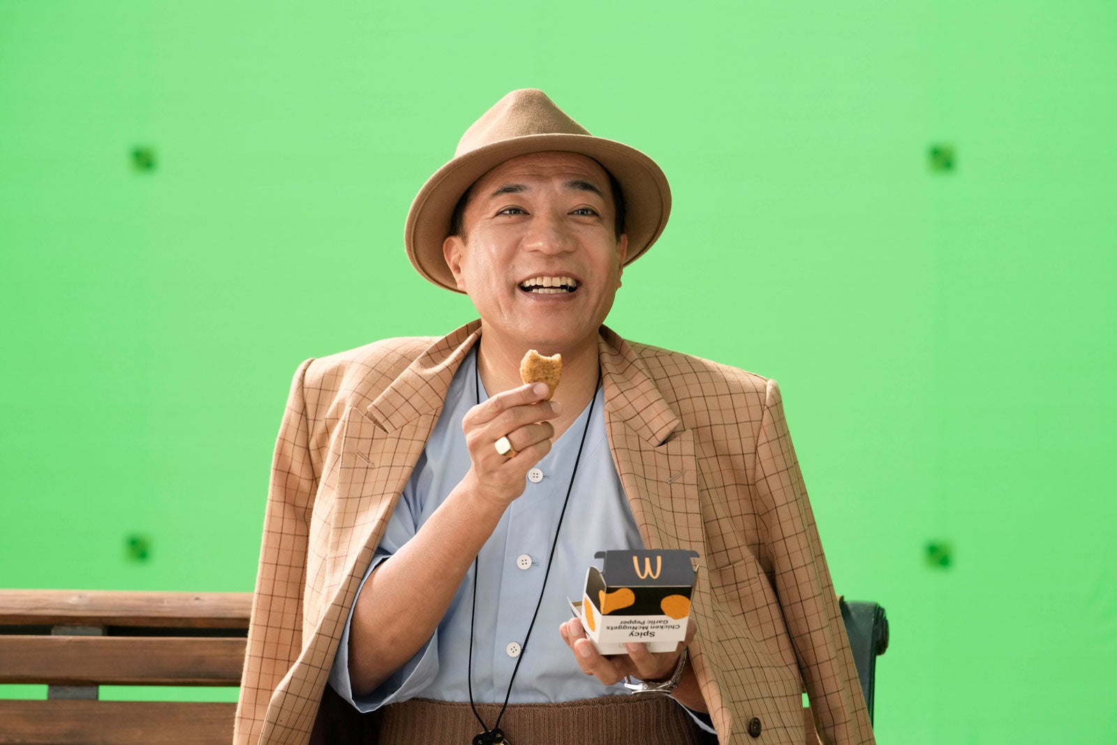 塙宣之／新TVCM「スパイシーチキンマックナゲット黒胡椒ガーリック『大人はつらいよ登場』篇」メイキングより（提供写真）