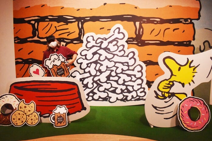 こちらでは、ドーナツやチョコチップ・クッキー、ビールなどを手に持って記念撮影