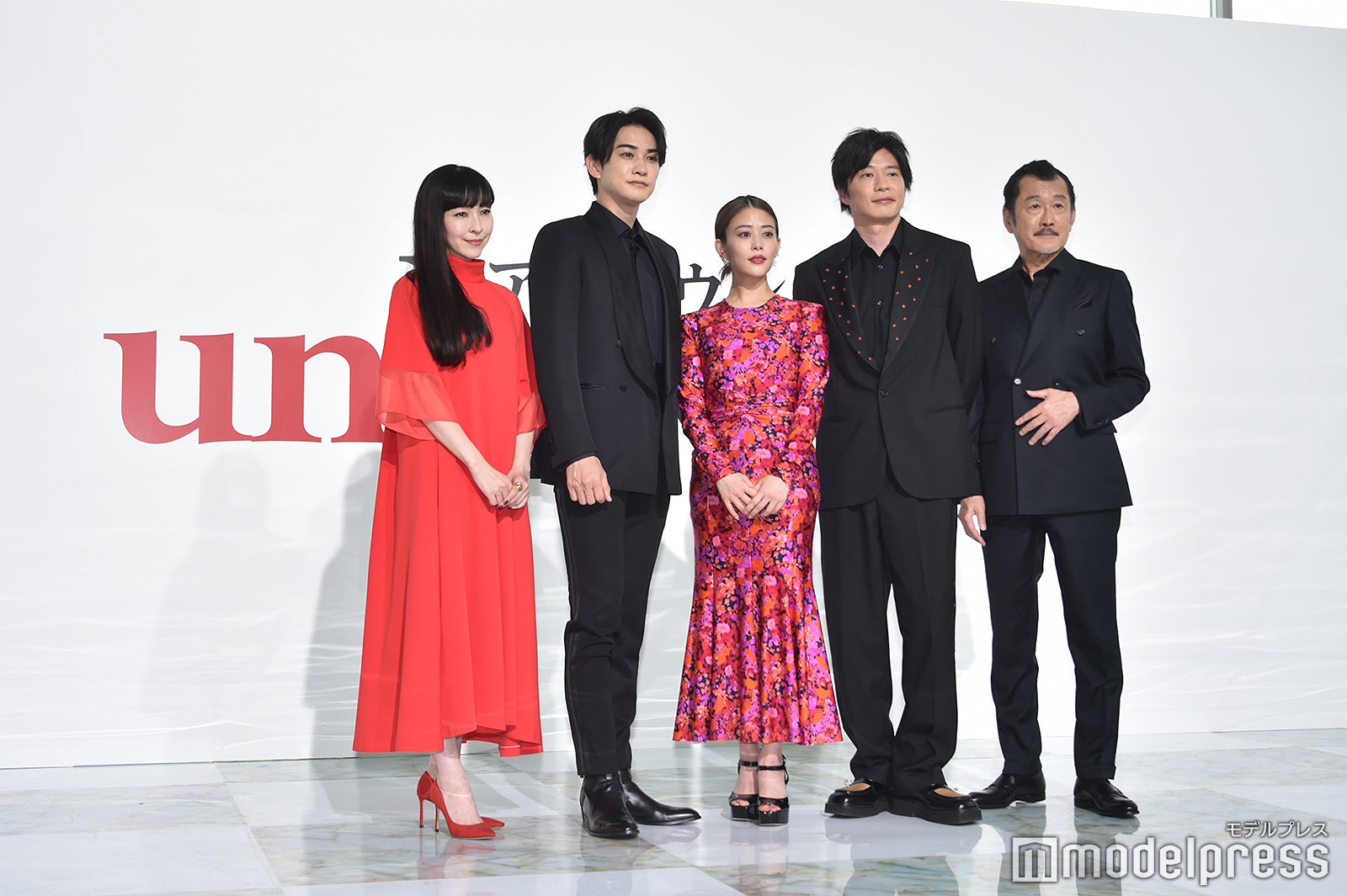 （左から）麻生久美子、町田啓太、高畑充希、田中圭、吉田鋼太郎（C）モデルプレス
