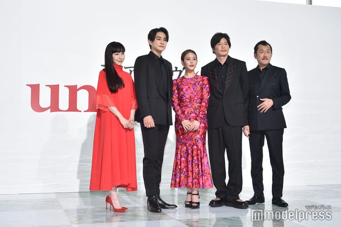 (左から)麻生久美子、町田啓太、高畑充希、田中圭、吉田鋼太郎(C)モデルプレス