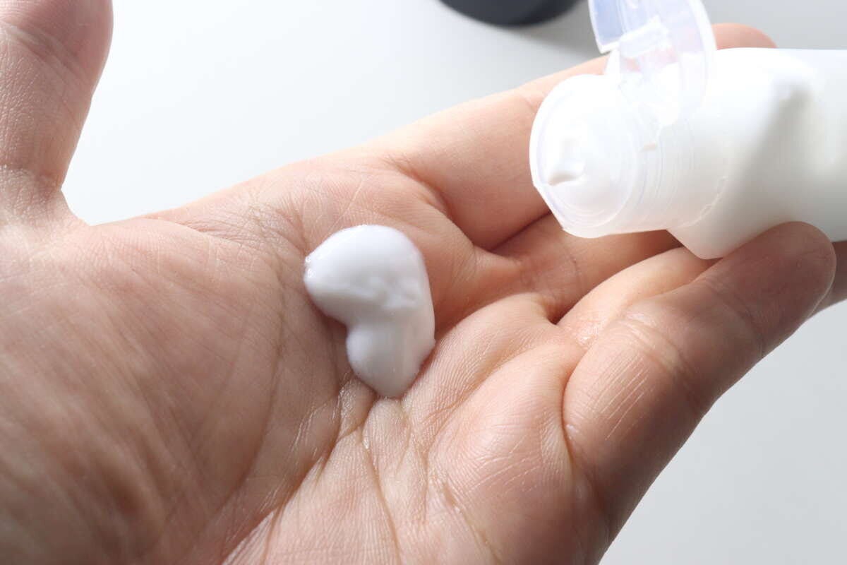 詰め替えボトルから手のひらに乳液を出す 詰め替えボトルから手のひらに乳液を出す
