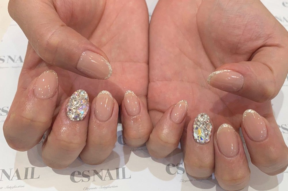 細フレンチネイルにストーンを加えてゴージャスに ／画像提供：esNAIL
