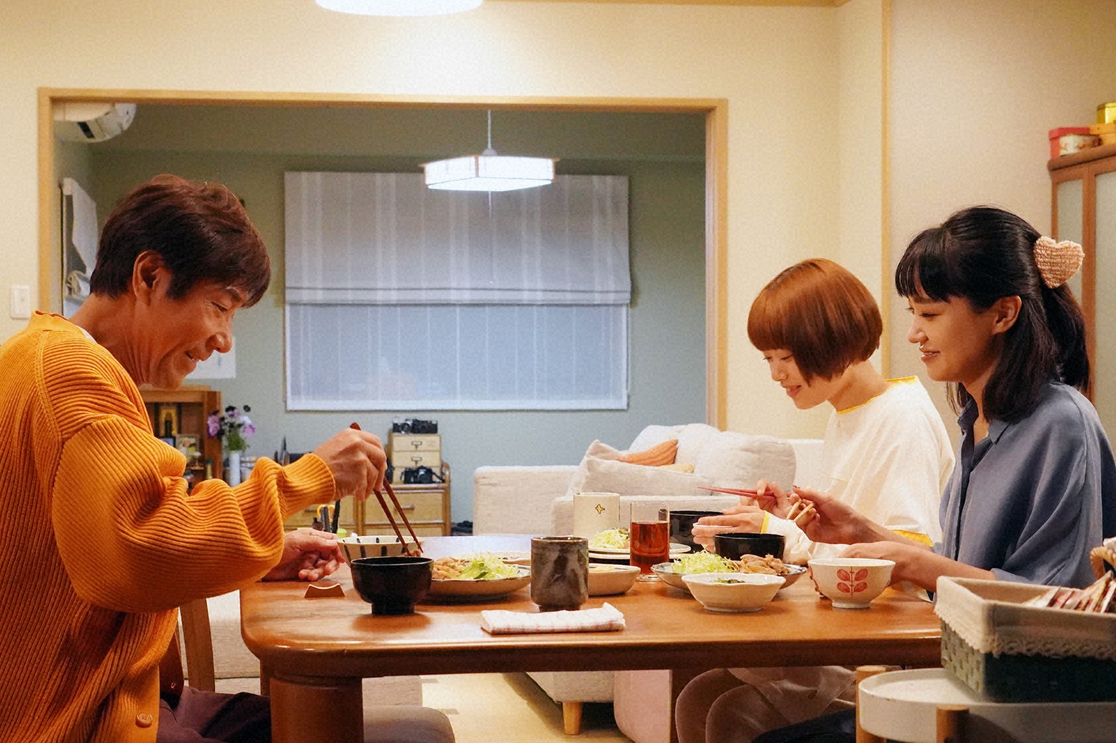 岸谷五朗、杉咲花、奈緒 「恋です！～ヤンキー君と白杖ガール～」第1話より（C）日本テレビ