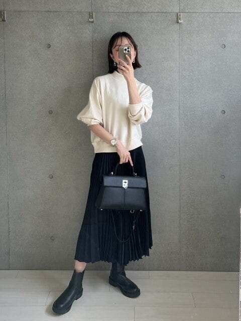 アラフォー きれいめカジュアルコーデ 2023秋 アラフォー 40代 コーデ コーディネート レディース 着こなし おすすめ オススメ 体型カバー おしゃれ お洒落 オシャレ トレンド スカート プリーツスカート スウェット 黒スカート