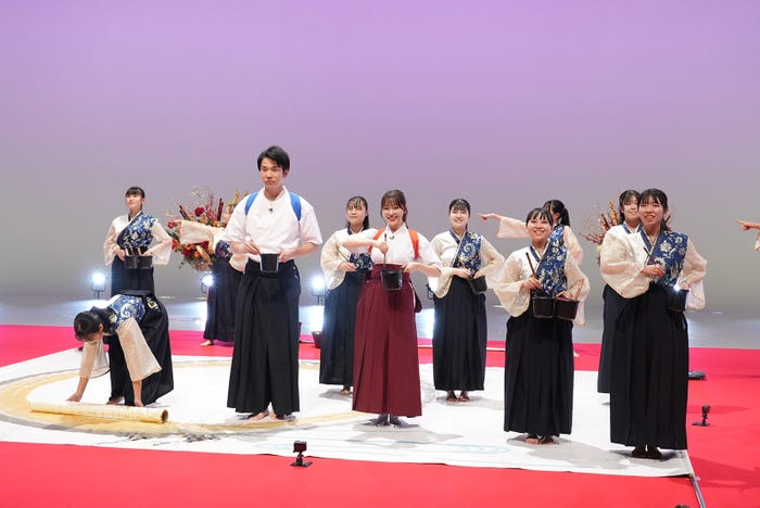 (中央左から)濱家隆一、指原莉乃 (C)日本テレビ