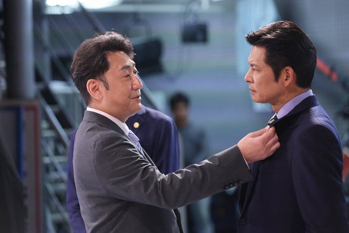 中村芝翫、織田裕二「SUITS/スーツ2」第9話より(C)フジテレビ