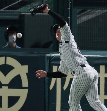 阪神 高寺の執念キャッチに甲子園沸く 痛恨落球で大ピンチ→ダイビングキャッチで失点阻止 高橋の声かけにも笑顔なく