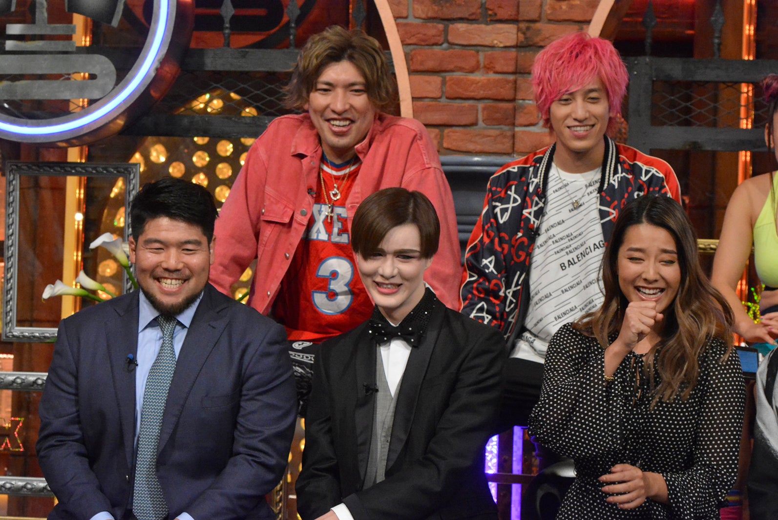 （後列）EXIT（前列左から）畠山健介、Matt、すみれ／2020年1月9日放送「ダウンタウンDXDX」より（C）読売テレビ