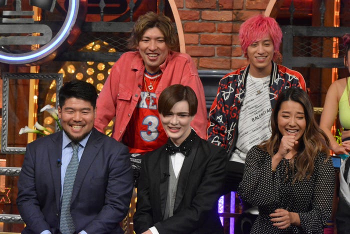 (後列)EXIT(前列左から)畠山健介、Matt、すみれ/2020年1月9日放送「ダウンタウンDXDX」より(C)読売テレビ