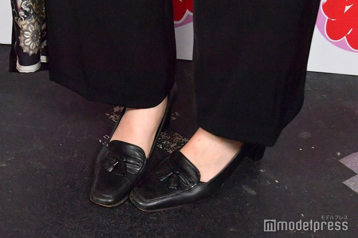 鈴木愛理の足元(C)モデルプレス