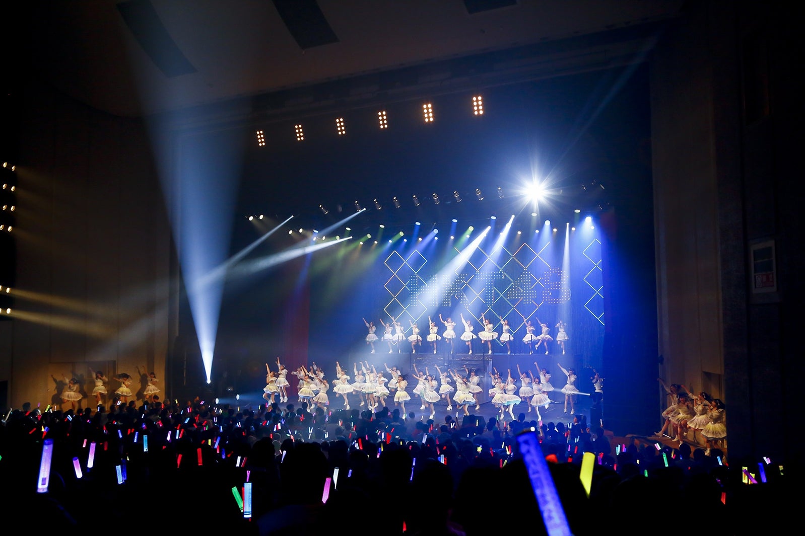 「HKT48九州7県ツアー ～あの支配人からの、卒業。～」夜公演の様子（C）AKS