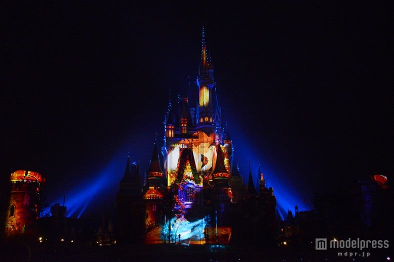 TDL初のプロジェクションマッピング「ワンス・アポン・ア・タイム」／美女と野獣