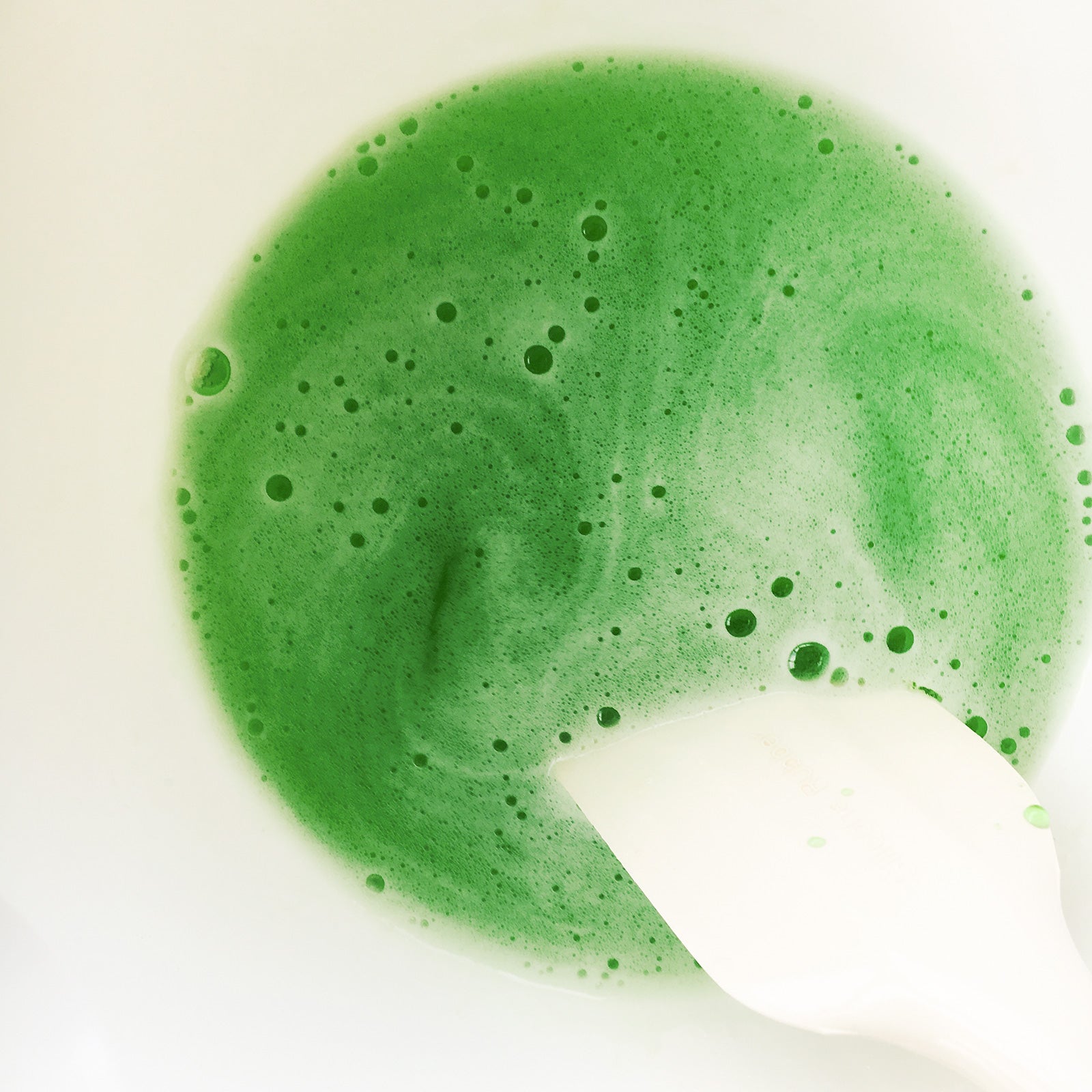 メロンサイダーゼリー：サイダーにメロンシロップを加え溶かしたゼラチンを混ぜ入れる／画像提供：柏原歩