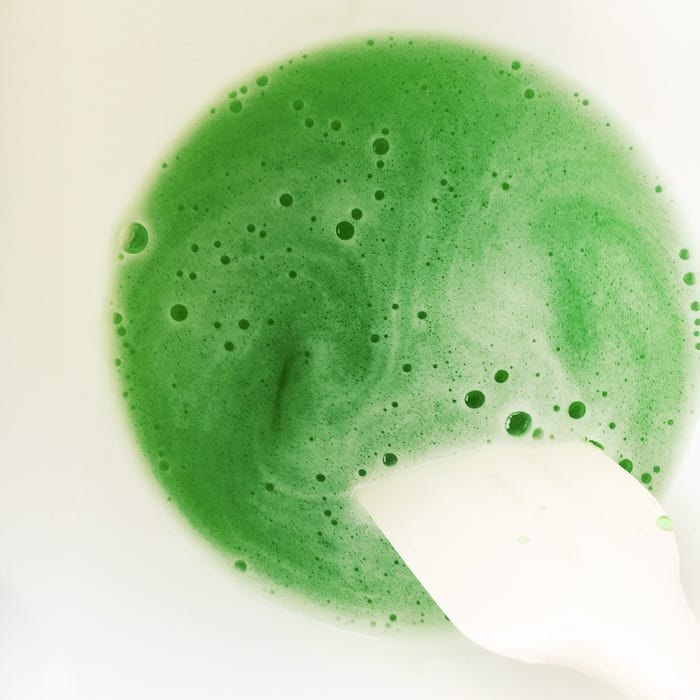 メロンサイダーゼリー:サイダーにメロンシロップを加え溶かしたゼラチンを混ぜ入れる/画像提供:柏原歩