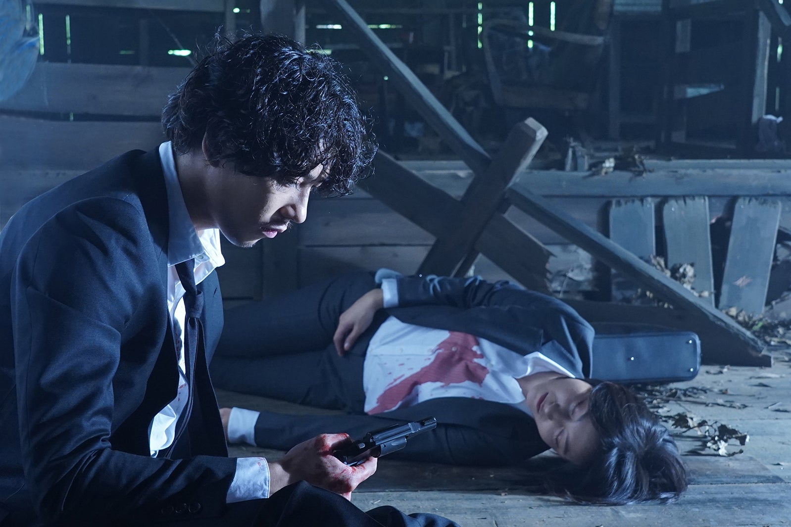 賀来賢人、広末涼子／「ニッポンノワール―刑事Yの反乱―」第1話より（C）日本テレビ