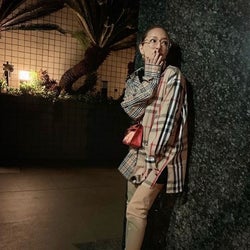 浜崎あゆみ、メガネ&美脚ロングブーツコーデの写真公開で「綺麗な脚」「可愛いすぎてヤバい」