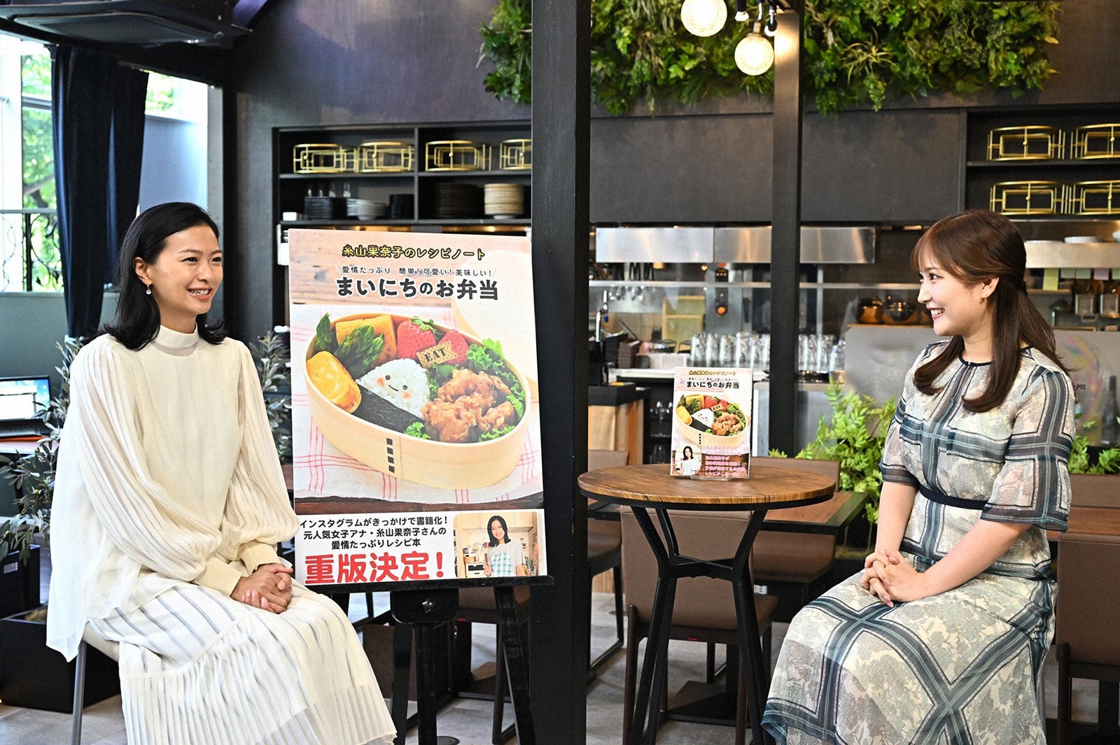 （左から）榮倉奈々、野村彩也子アナウンサー／「オールドルーキー」第7話より（C）TBS