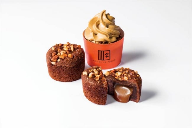 フォンダン・キャラメルC.B.S.432円、フォンダン・キャラメルC.B.S. グラッセ648円（ソフトクリーム付）／画像提供：ヨックモック