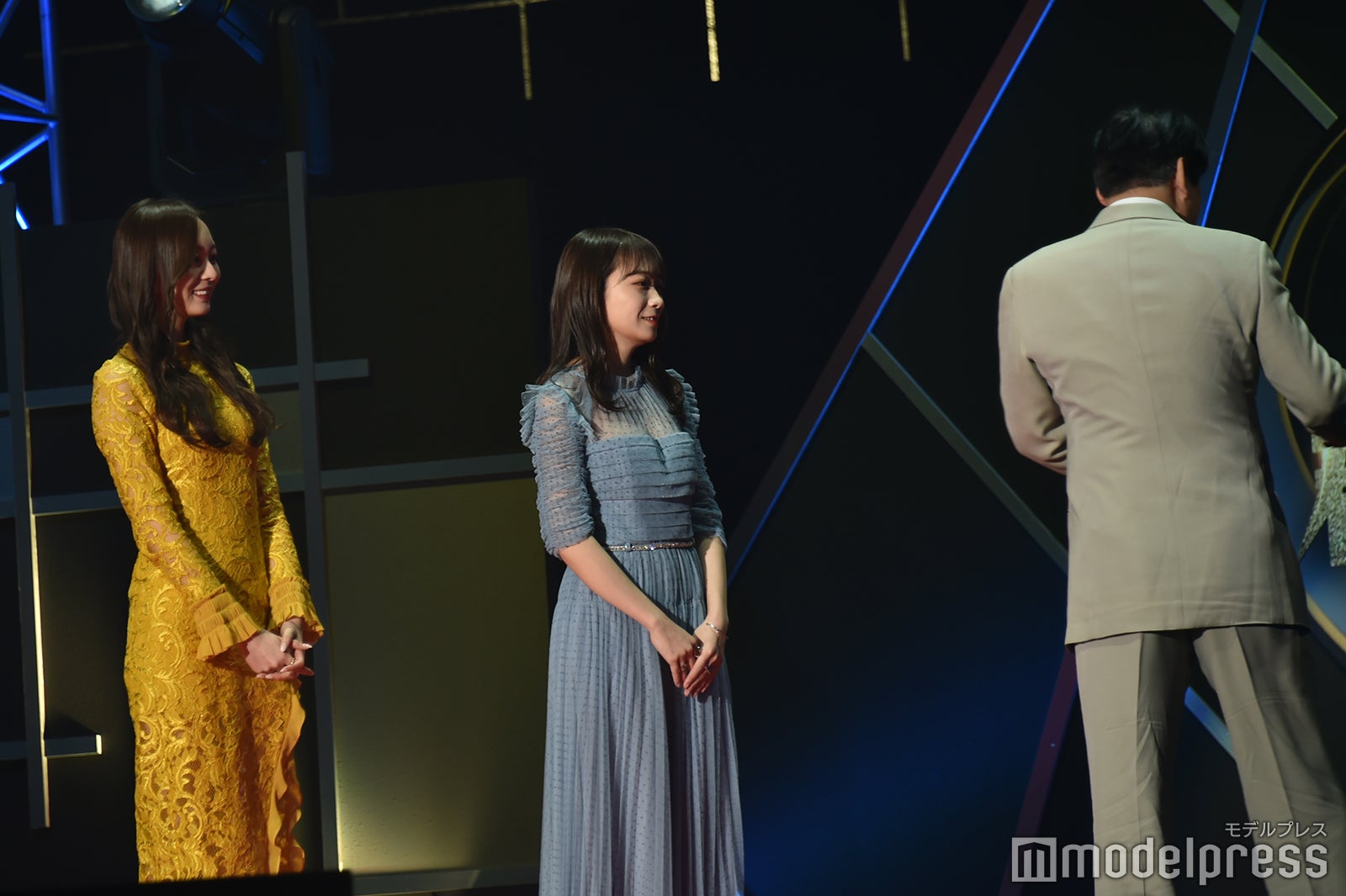 梅澤美波、秋元真夏（C）モデルプレス