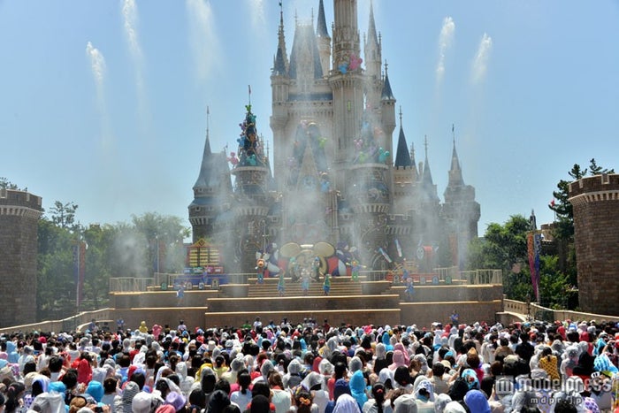 速報 ディズニーランド ずぶ濡れになる夏祭りショースタート シンデレラ城が水柱に包まれる モデルプレス