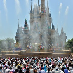 速報 ディズニーランド ずぶ濡れになる夏祭りショースタート シンデレラ城が水柱に包まれる モデルプレス