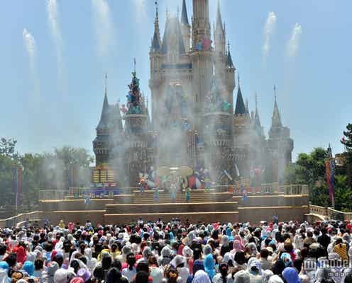 <速報>ディズニーランド、ずぶ濡れになる夏祭りショースタート シンデレラ城が水柱に包まれる