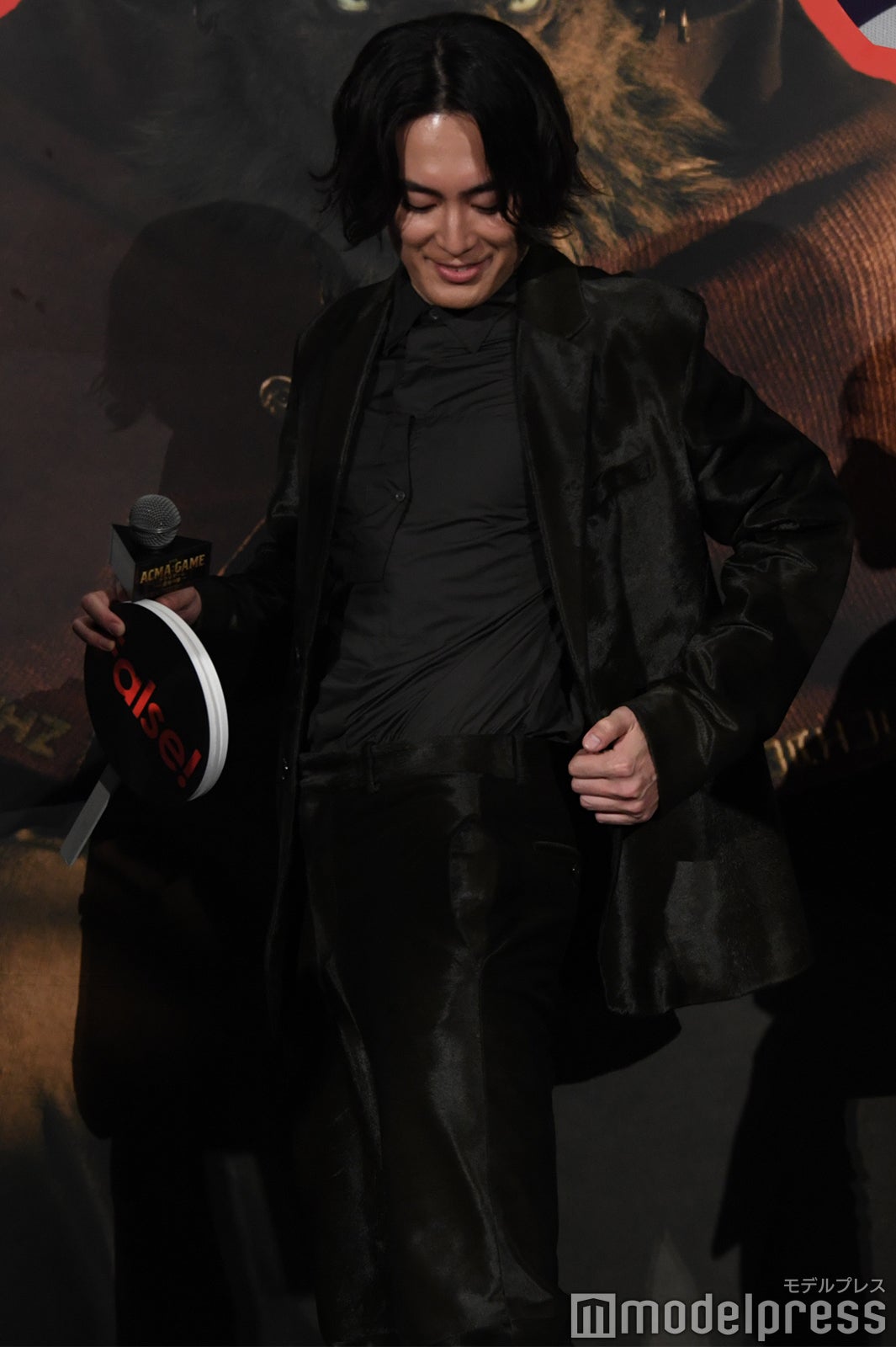 ベルトをつけていないとアピールする間宮祥太朗（C）モデルプレス