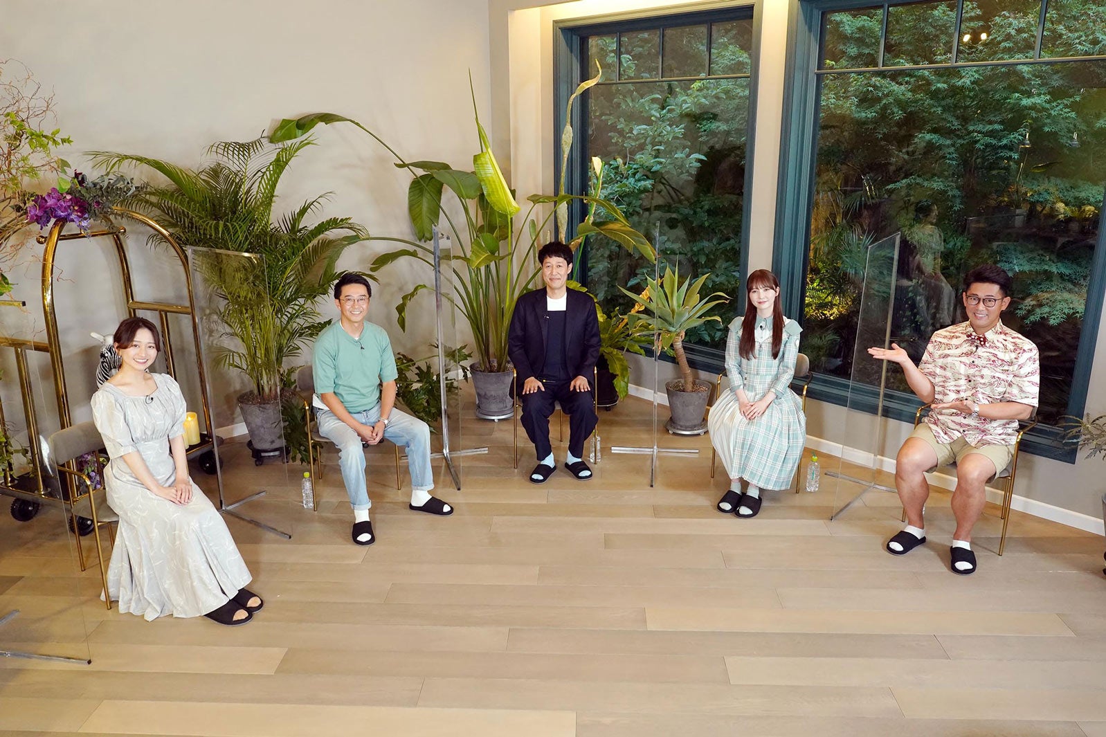 （左から）片渕茜、矢作兼、小籔千豊、加藤史帆、ビビる大木（C）テレビ東京