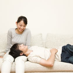 もっと抱きしめていい?男性が理想とする「おうちでのイチャイチャ」4選