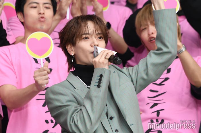 ロマンティストとともに「フゥ~!」と煽る中島颯太(C)モデルプレス