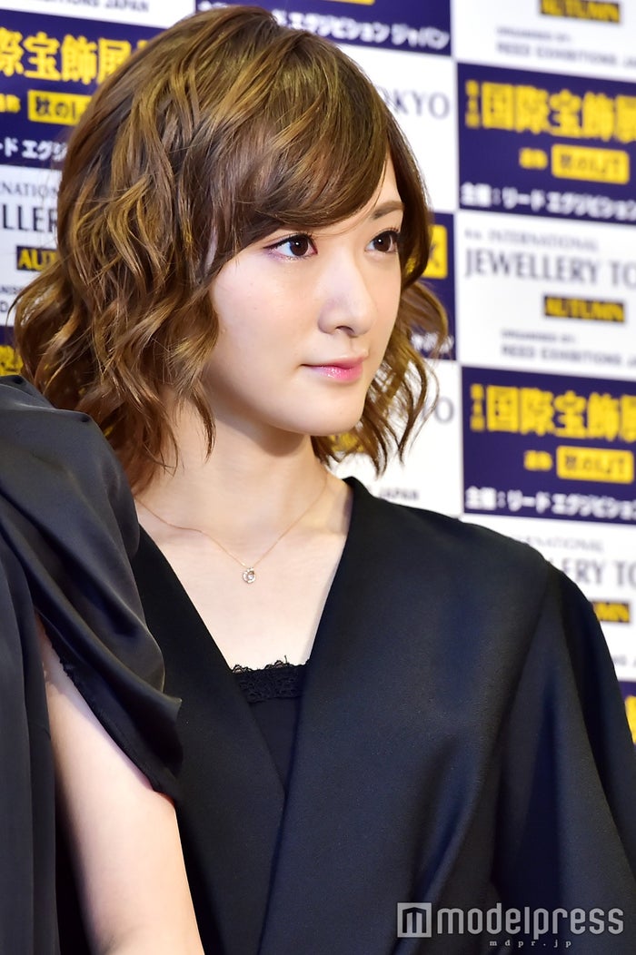 乃木坂46生駒里奈の大人化に反響 美しすぎる 茶髪も似合う モデルプレス