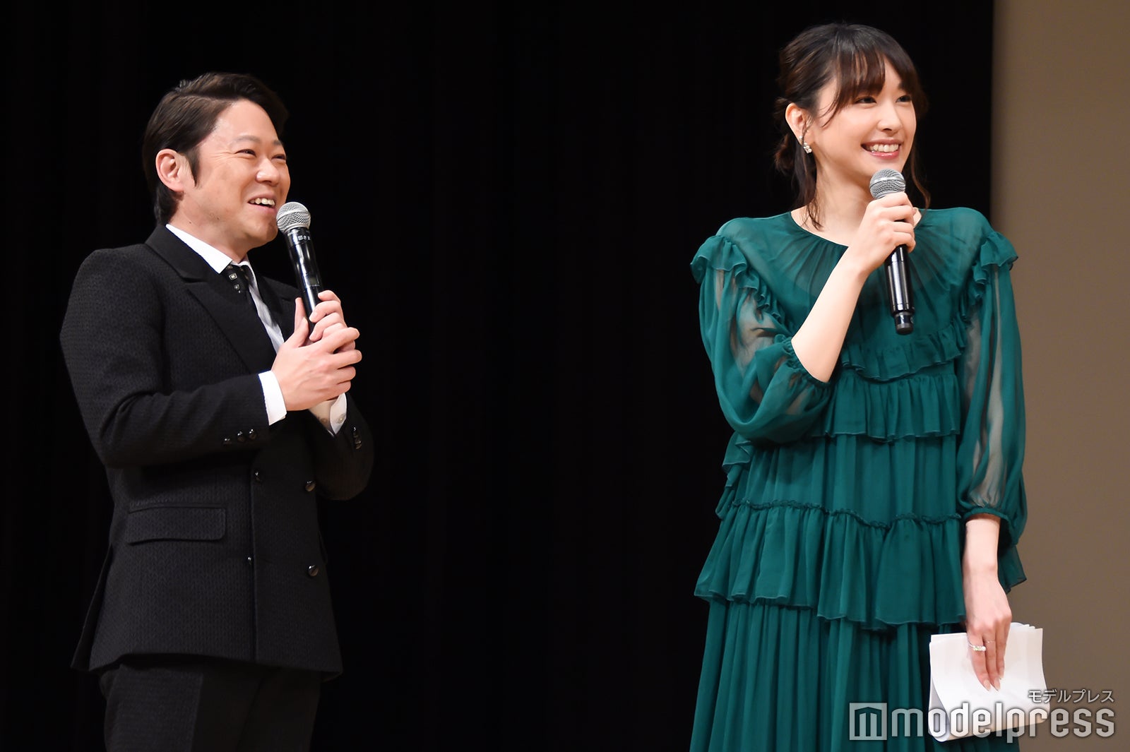 「第61回ブルーリボン賞」の司会を務めた阿部サダヲ、新垣結衣 （C）モデルプレス