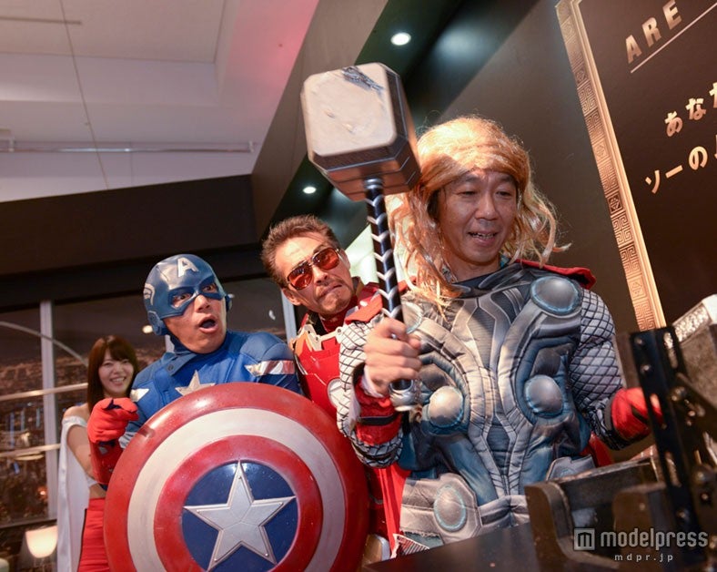 持ち上げ体験の様子（C）MARVEL