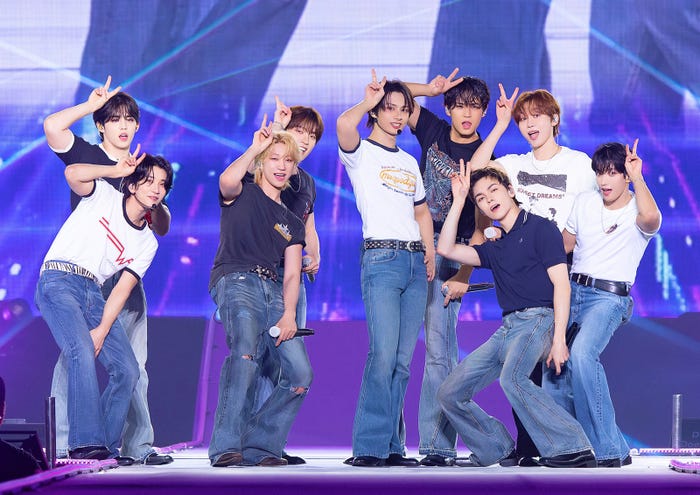 SEVENTEEN(P)&(C) PLEDIS Entertainment
