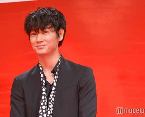 綾野剛、「なにしてんの?ねえ」と囁き“ファンを殺す”バックハグに反響 ファン壊滅状態
