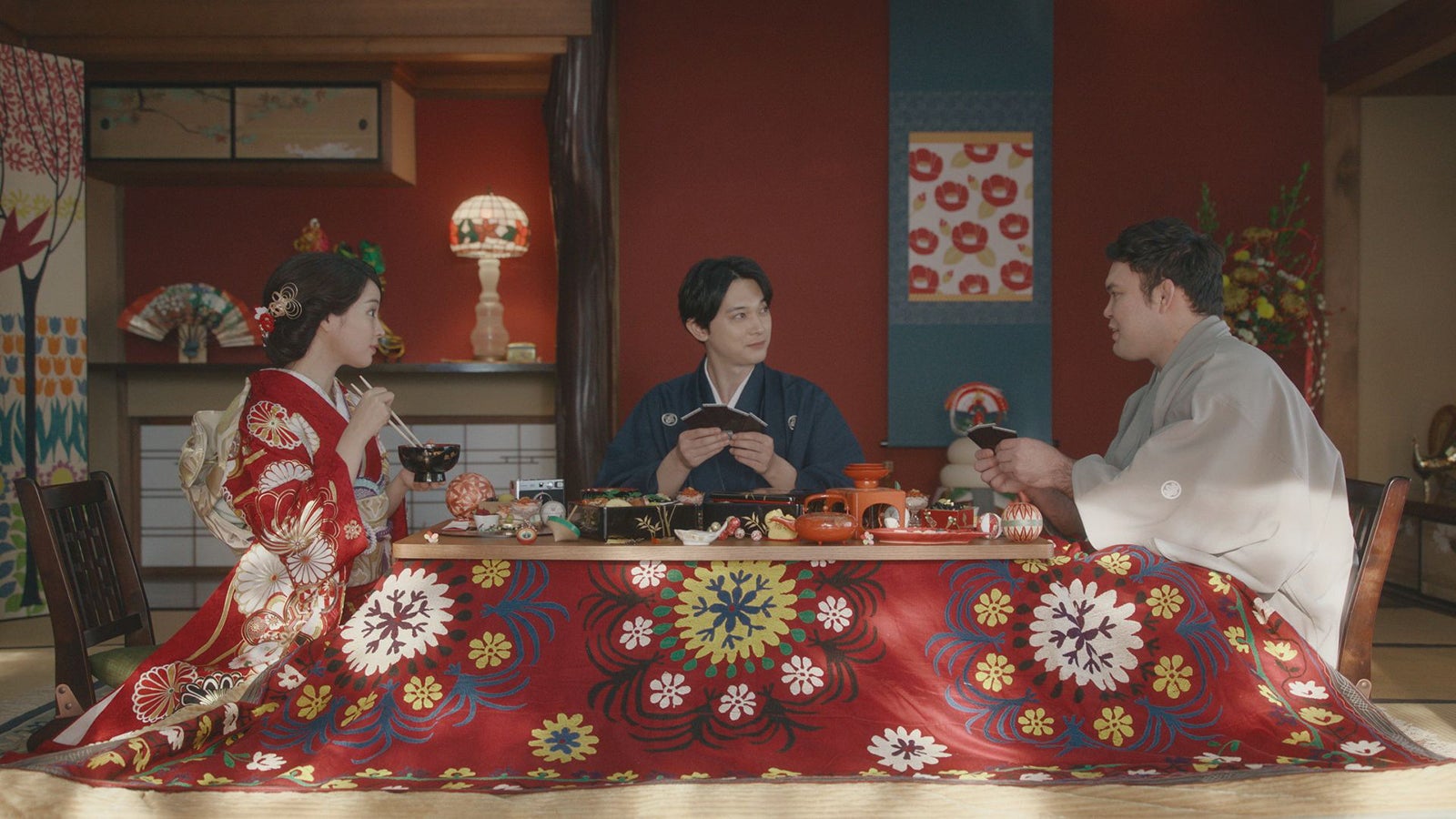 広瀬すず、吉沢亮、ウルフ・アロン／「お正月を写そう 2022 チェキ・エモい写真」篇より（提供写真）