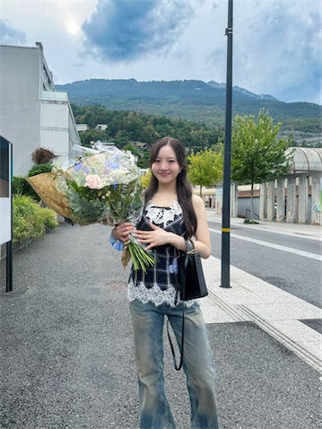 本田真凜、大きな花束を持ったバースデーSHOT公開「25歳も最高に可愛い」
