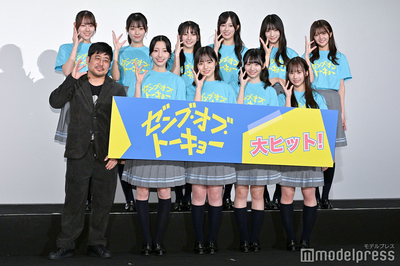 （後列左から）平岡海月、平尾帆夏、竹内希来里、清水理央、宮地すみれ、山下葉留花（前列左から）熊切和嘉監督、小西夏菜実、正源司陽子、藤嶌果歩、石塚瑶季（C）モデルプレス