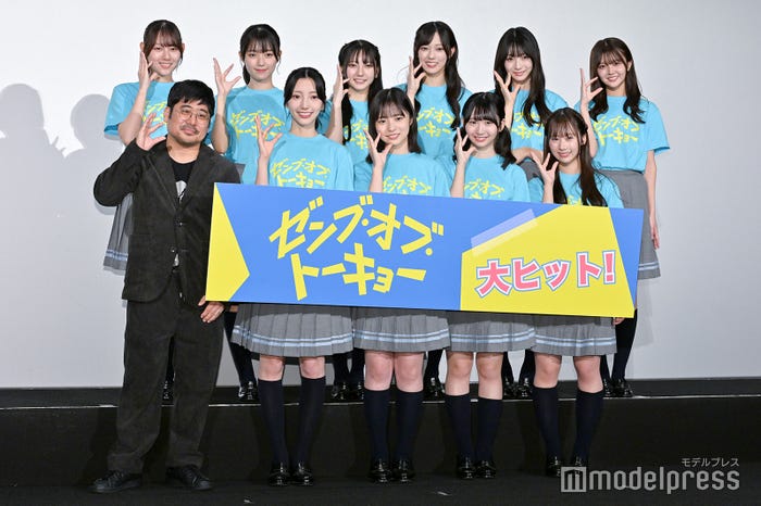 (後列左から)平岡海月、平尾帆夏、竹内希来里、清水理央、宮地すみれ、山下葉留花(前列左から)熊切和嘉監督、小西夏菜実、正源司陽子、藤嶌果歩、石塚瑶季(C)モデルプレス