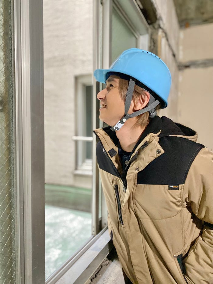 堂本光一/帝劇内の思い入れのある場所にて(C)NHKBS