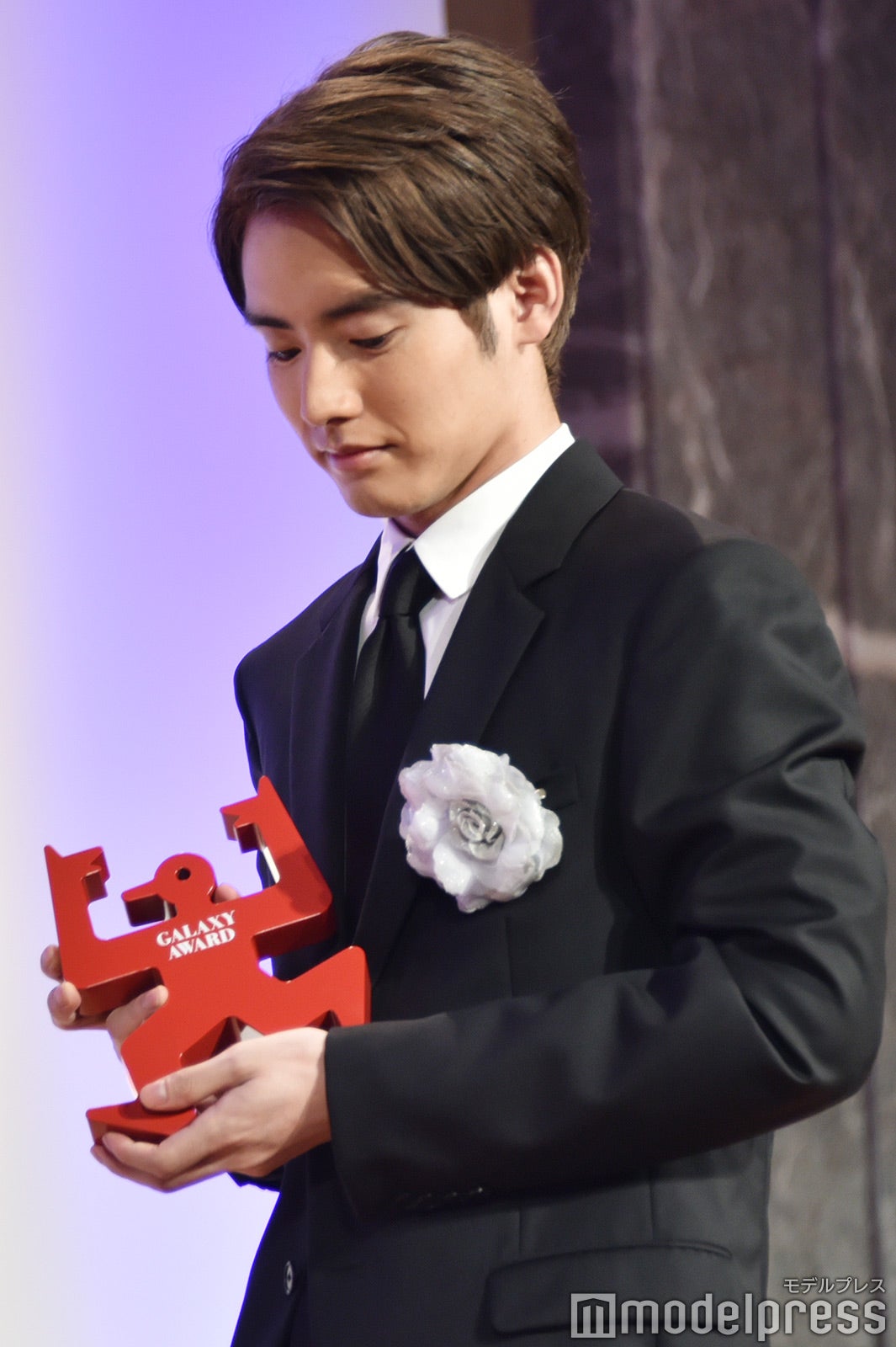 トロフィーを見つめる赤楚衛二（C）モデルプレス