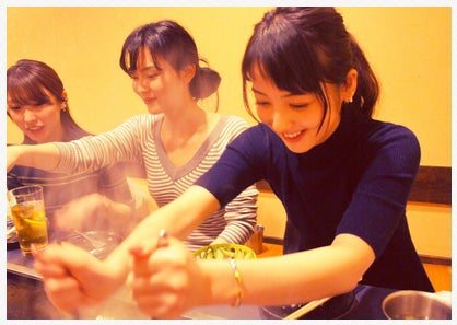 忘年会を楽しむ佐々木希（右）