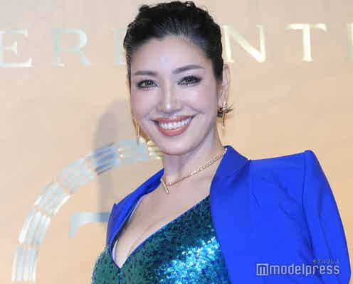 アンミカ、ノースリーブの大胆カラーコーデ披露「私服カッコイイ」「色合わせ素敵」と反響