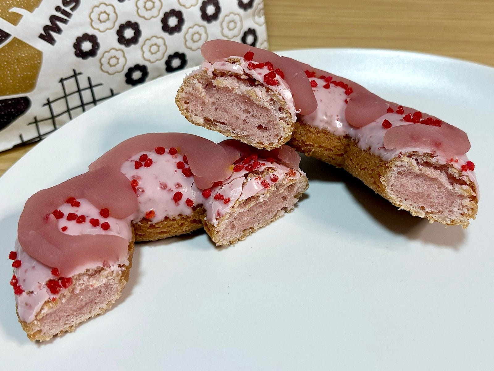 もちもち食感の生地に、いちごとあんこのおいしさが重なる和テイストのドーナツです