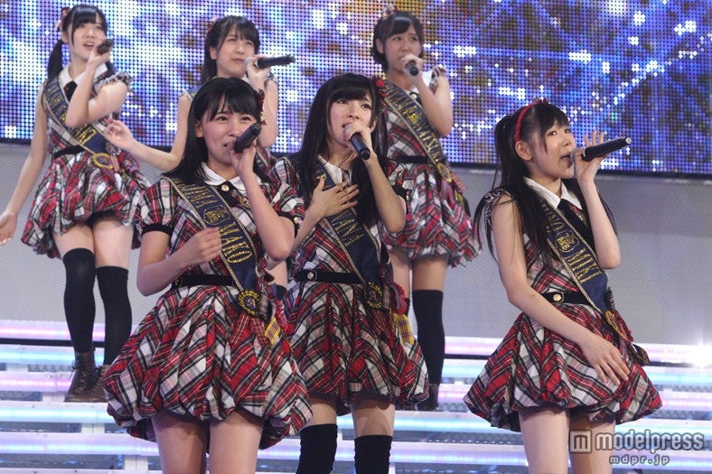 「LOVE修行」／「AKB48 2013真夏のドームツアー～まだまだ、やらなきゃいけないことがある～」札幌ドーム公演より（C）AKS