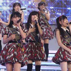 「LOVE修行」/「AKB48 2013真夏のドームツアー~まだまだ、やらなきゃいけないことがある~」札幌ドーム公演より(C)AKS